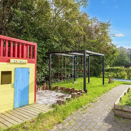 10 Person In Thyholm-by Traum *