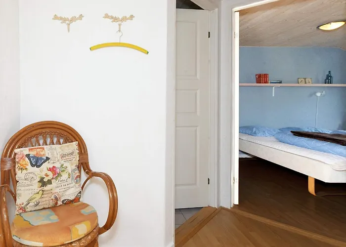 10 Person In Thyholm-by Traum * Thyholm